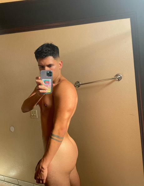 Naakte gelekte OnlyFans-foto van Papitop
