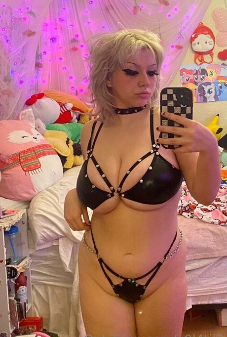 Naakte gelekte OnlyFans-foto van Bbabydollyy