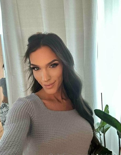 Naakte gelekte OnlyFans-foto van Aparisits