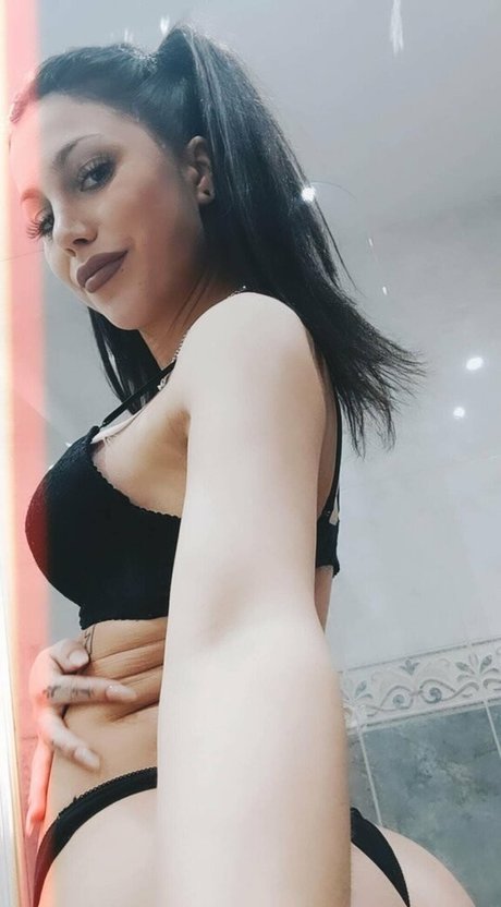 Naakte gelekte OnlyFans-foto van Kiarabennet
