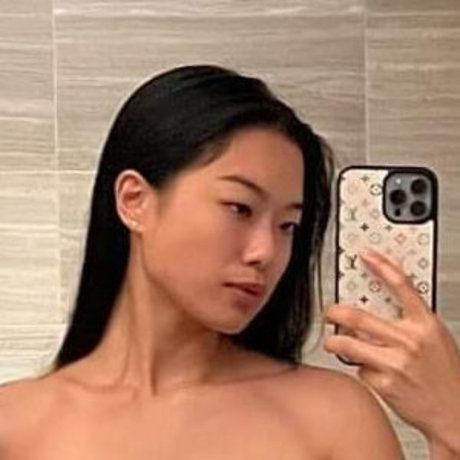 Naakte gelekte OnlyFans-foto van Akanemsko