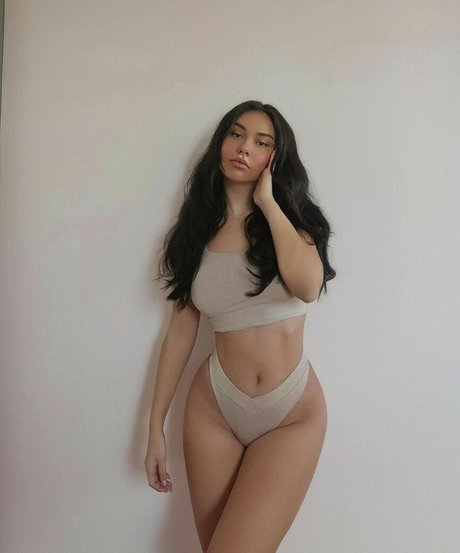 Naakte gelekte OnlyFans-foto van Doina Barbaneagra