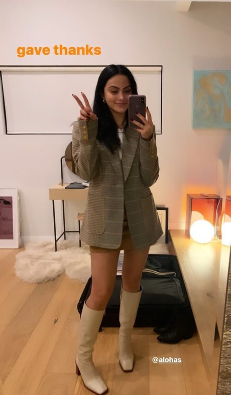 Naakte gelekte OnlyFans-foto van Camila Mendes
