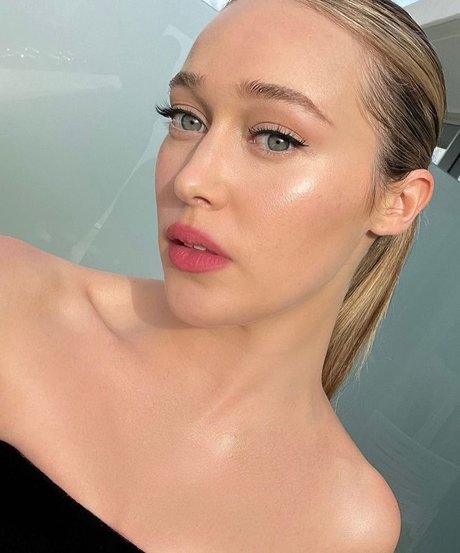 Naakte gelekte OnlyFans-foto van Alycia Debnam Carey