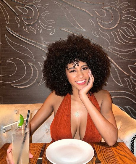Naakte gelekte OnlyFans-foto van Briana Smith