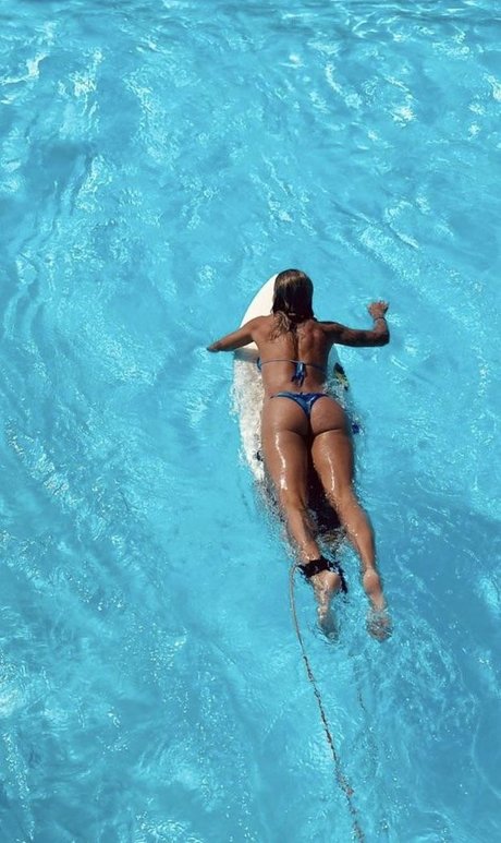 Naakte gelekte OnlyFans-foto van Leticia Bufoni