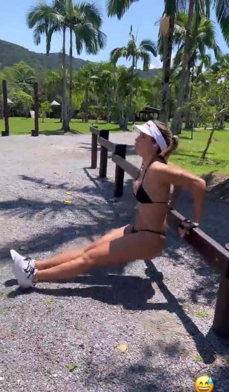 Naakte gelekte OnlyFans-foto van Leticia Bufoni