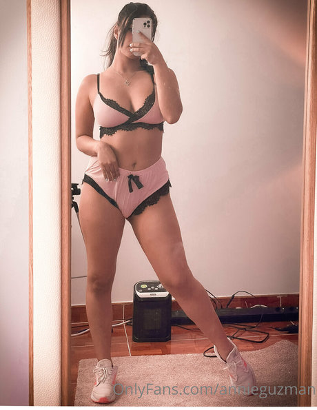 Naakte gelekte OnlyFans-foto van Annieguzman