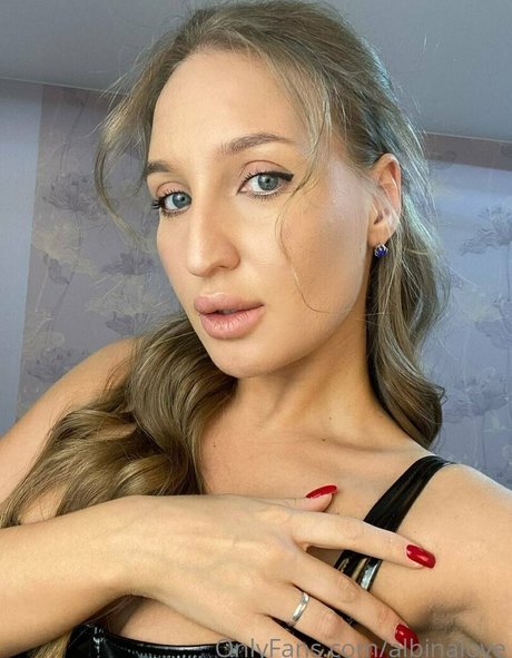 Naakte gelekte OnlyFans-foto van Albinalove