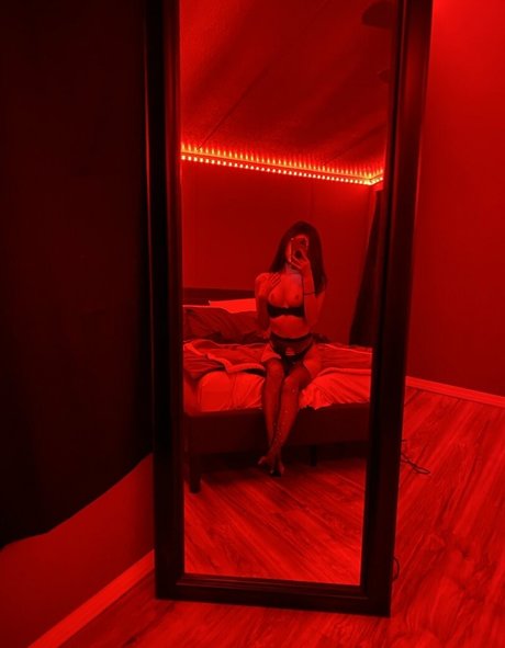 Naakte gelekte OnlyFans-foto van Luxurypetite
