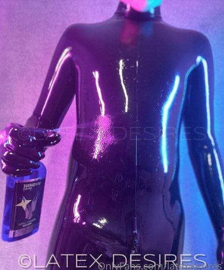 Naakte gelekte OnlyFans-foto van Latexdesires