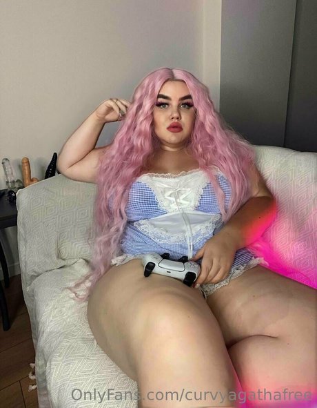 Naakte gelekte OnlyFans-foto van Curvyagathafree