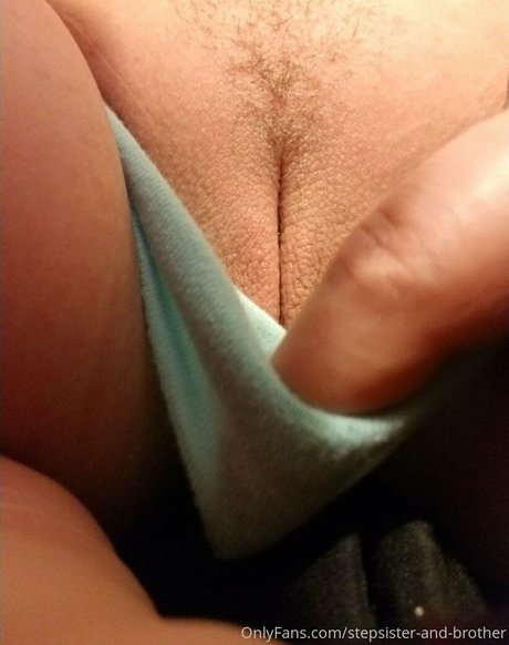 Naakte gelekte OnlyFans-foto van Stepsisterandbrother