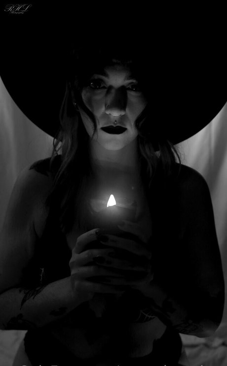 Naakte gelekte OnlyFans-foto van Mourningglory