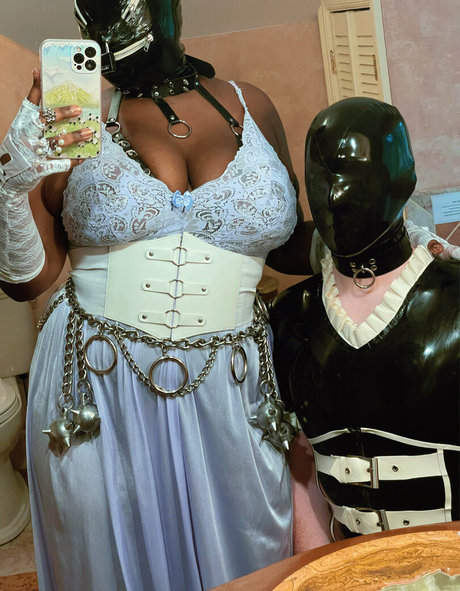 Naakte gelekte OnlyFans-foto van Nymphenchantress