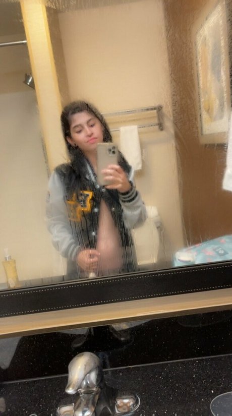 Naakte gelekte OnlyFans-foto van Alaskazade