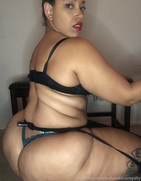Naakte gelekte OnlyFans-foto van Curvaceousroyalty
