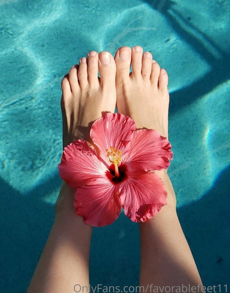 Naakte gelekte OnlyFans-foto van Favorablefeet11