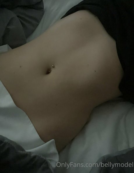 Naakte gelekte OnlyFans-foto van Bellymodel