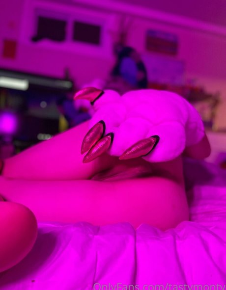 Naakte gelekte OnlyFans-foto van Tastymonty