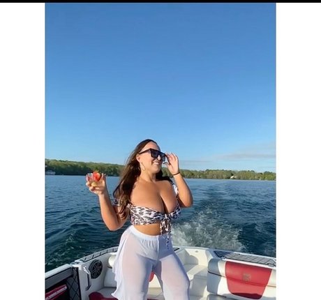 Naakte gelekte OnlyFans-foto van Lizzy Maguire