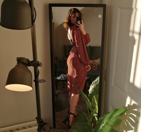 Naakte gelekte OnlyFans-foto van Dinkydemure