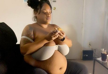 Naakte gelekte OnlyFans-foto van Chyynotshyy