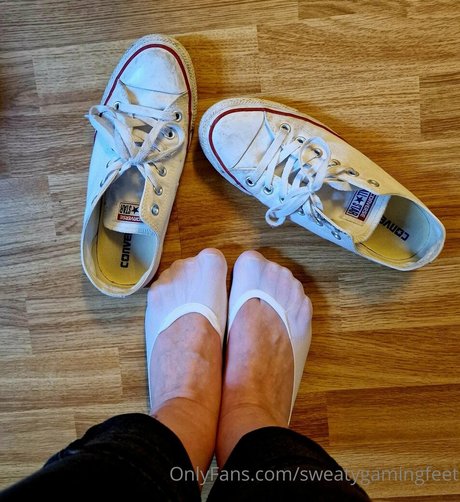 Naakte gelekte OnlyFans-foto van Sweatygamingfeet