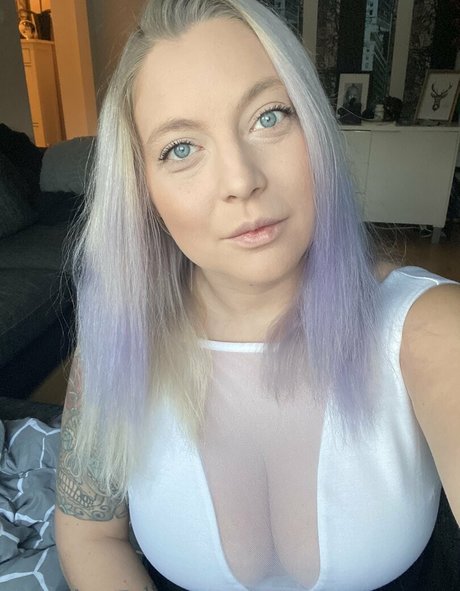 Naakte gelekte OnlyFans-foto van Ellitelli