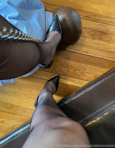Naakte gelekte OnlyFans-foto van Interracialdomination