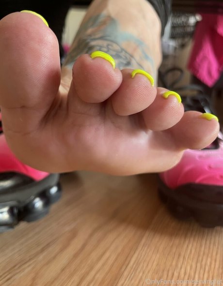 Naakte gelekte OnlyFans-foto van Servingfet