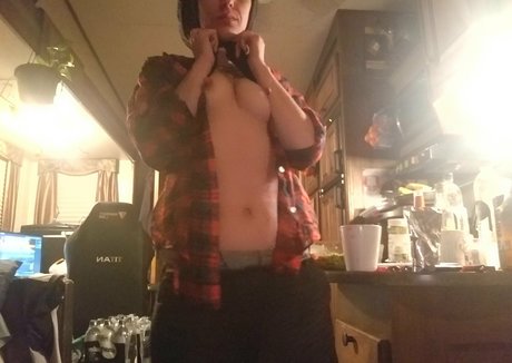Naakte gelekte OnlyFans-foto van Snaggletoothcostumes