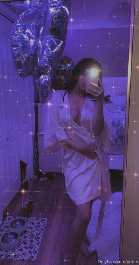 Naakte gelekte OnlyFans-foto van Gubry