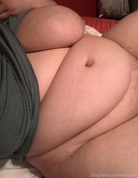 Naakte gelekte OnlyFans-foto van Emiscutie