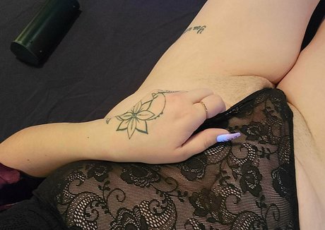 Naakte gelekte OnlyFans-foto van Bhunny19