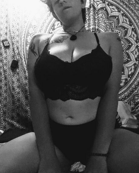 Naakte gelekte OnlyFans-foto van Crazyplantlady