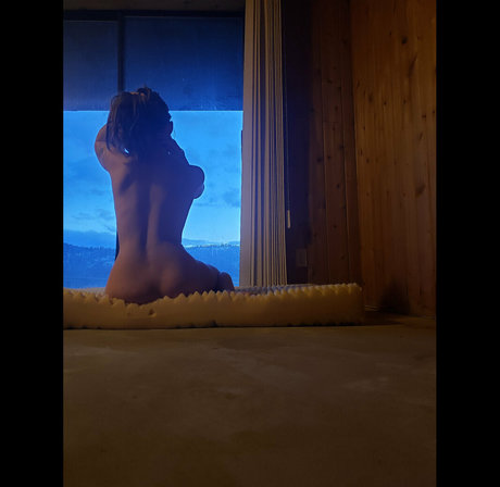 Naakte gelekte OnlyFans-foto van Karra