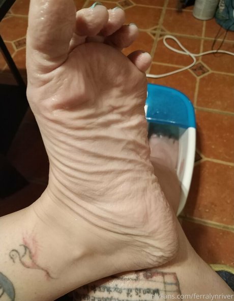 Naakte gelekte OnlyFans-foto van Ferralynriver