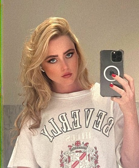 Naakte gelekte OnlyFans-foto van Kathryn Newton