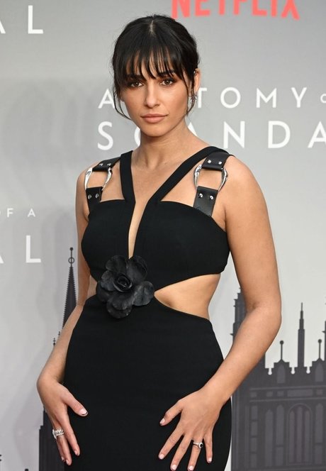 Naakte gelekte OnlyFans-foto van Naomi Scott