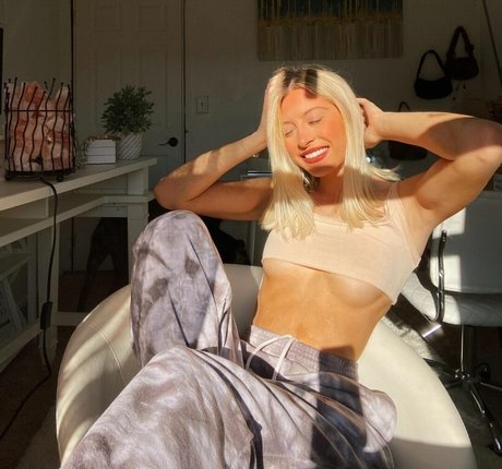 Naakte gelekte OnlyFans-foto van Kamryn Bedore