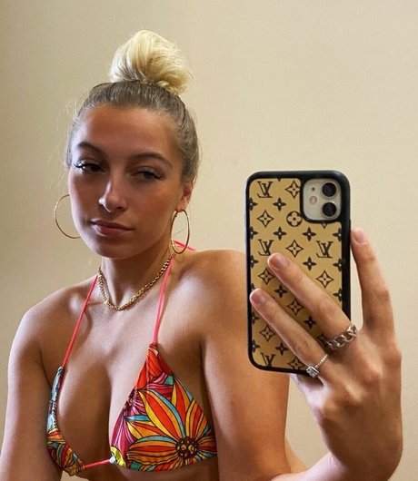 Naakte gelekte OnlyFans-foto van Kamryn Bedore