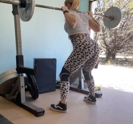 Naakte gelekte OnlyFans-foto van Kendrabfit