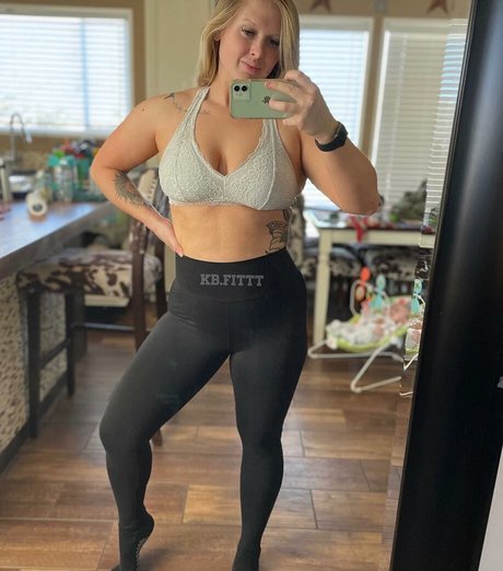 Naakte gelekte OnlyFans-foto van Kendrabfit