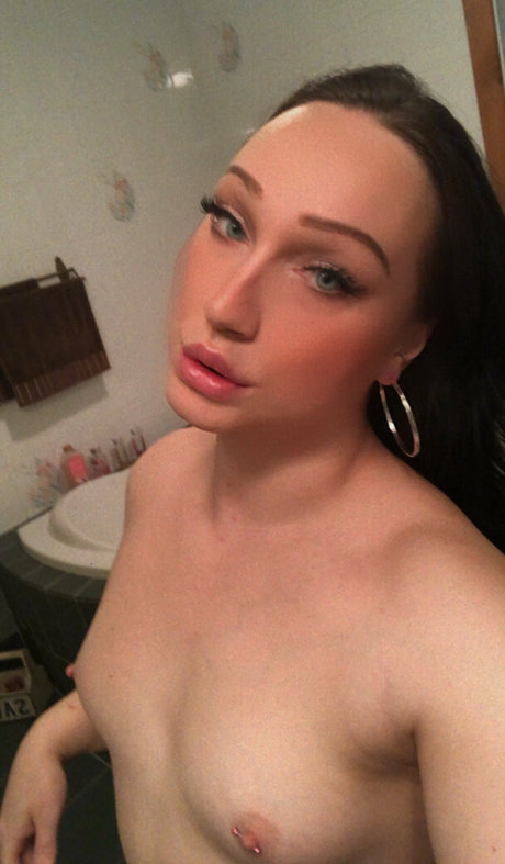 Naakte gelekte OnlyFans-foto van Misstinyangel
