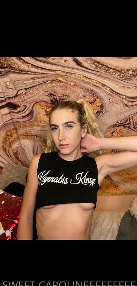 Naakte gelekte OnlyFans-foto van Curveswithcaroline