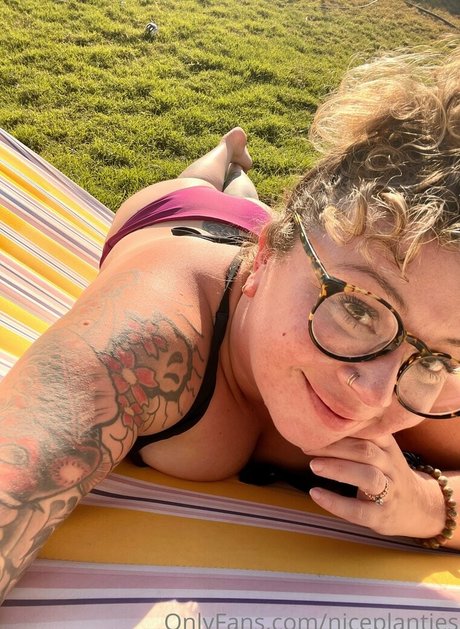 Naakte gelekte OnlyFans-foto van Niceplanties
