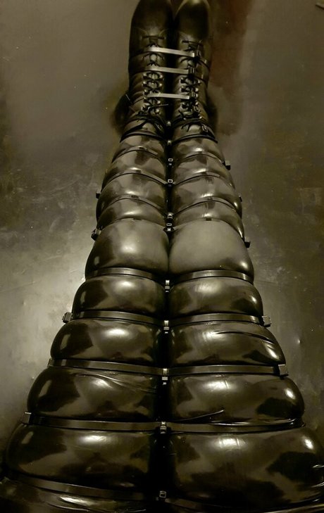 Naakte gelekte OnlyFans-foto van Evelyndoll