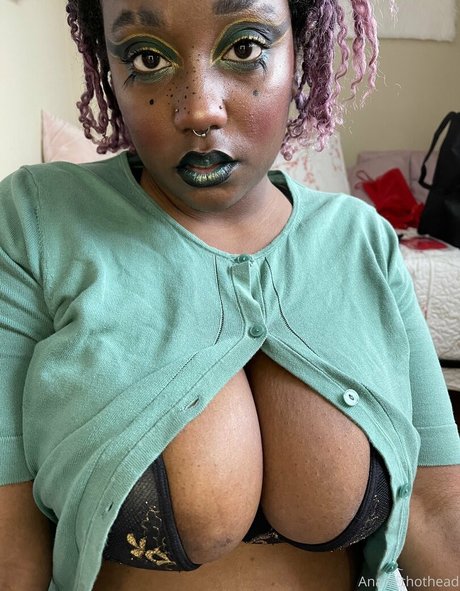 Naakte gelekte OnlyFans-foto van Thothead