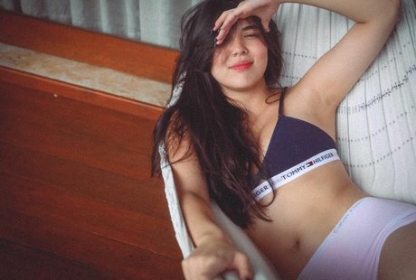 Naakte gelekte OnlyFans-foto van Anna Kisue